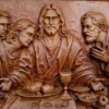 Detail dreveného reliéfu Poslednej večere s Ježišom a apoštolmi.