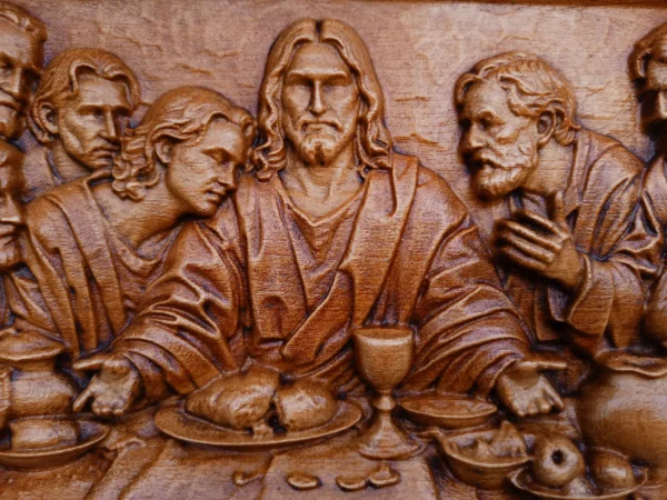 Detail dreveného reliéfu Poslednej večere s Ježišom a apoštolmi.