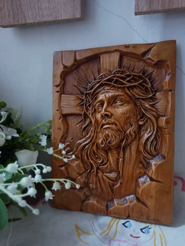 Ježiš s tŕňovou korunou – fotografia výrobku Drevený reliéf Ježiša s tŕňovou korunou.